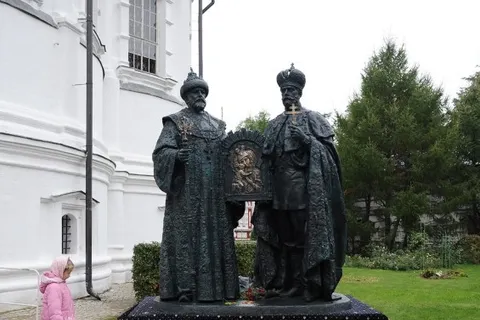 В Ярославской области освятили 1000-пудовый колокол для Новоспасского монастыря