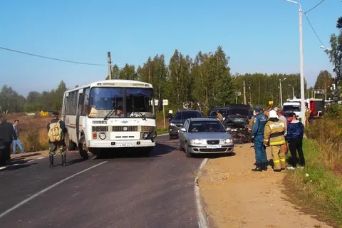 В Ярославской области иномарка столкнулась с автобусом