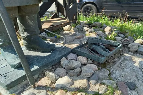 Автор скульптуры ярославского постового просит вернуть памятнику подсветку