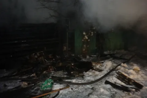 Два часа понадобилось для тушения дома по улице Березова в Ярославле