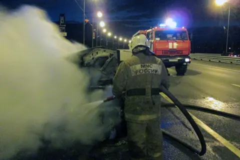 На Юбилейном мосту в Ярославле ночью горел автомобиль