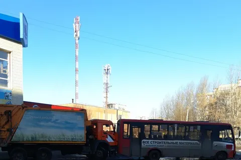 В Ярославле мусоровоз вытащил застрявшую в грязи маршрутку: фото