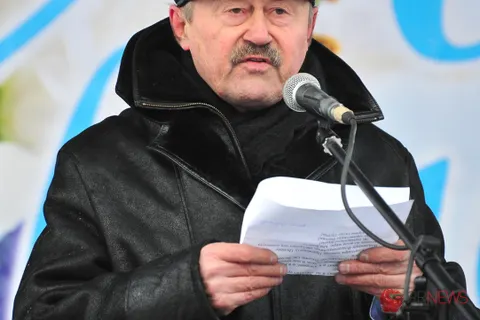 На митинге в поддержку Крыма ярославские партии меряются флагами. Фоторепортаж