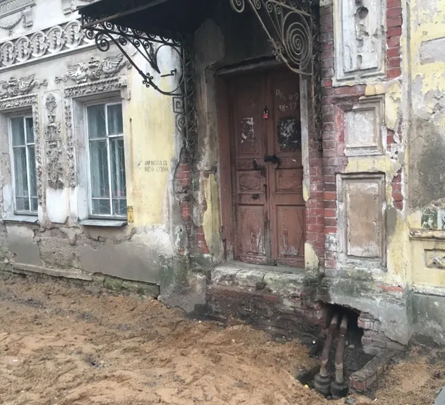 В Рыбинске при ремонте дороги снесли историческое крыльцо