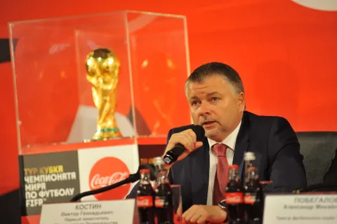 В Ярославль приехал кубок Чемпионата мира по футболу FIFA: фото