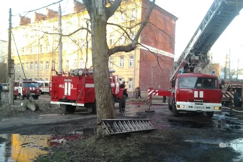 На улице Пожарского в Ярославле бушуют пожары