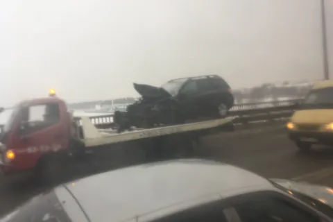 На Октябрьском мосту снова ДТП и пробка