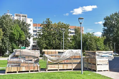 Возле ярославского ТЮЗа монтируют детскую площадку