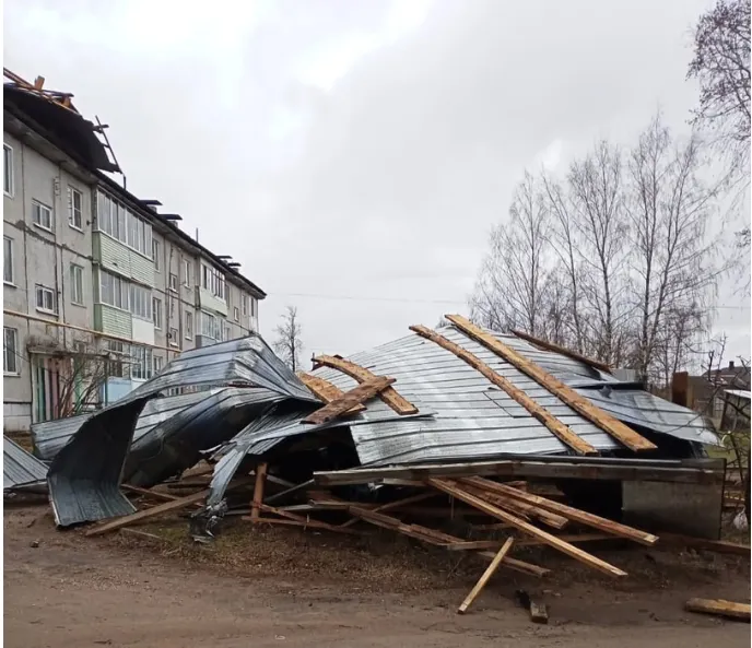 В Ярославской области с трехэтажки сдуло крышу
