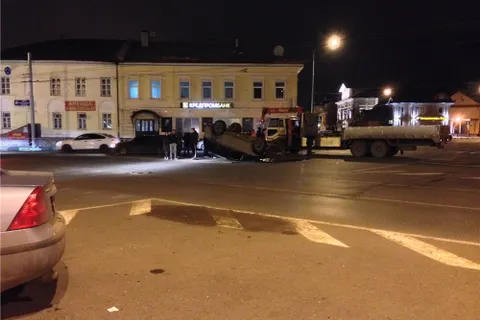 В центре Ярославля перевернулся джип