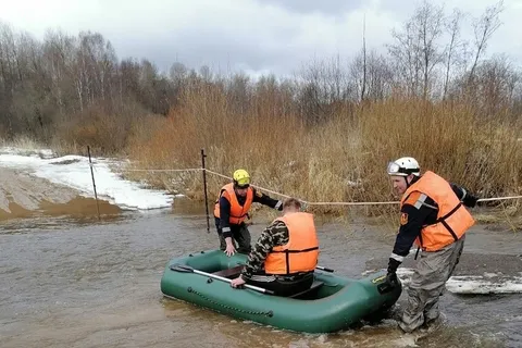 К отрезанным водой деревням в Ярославской области организована переправа