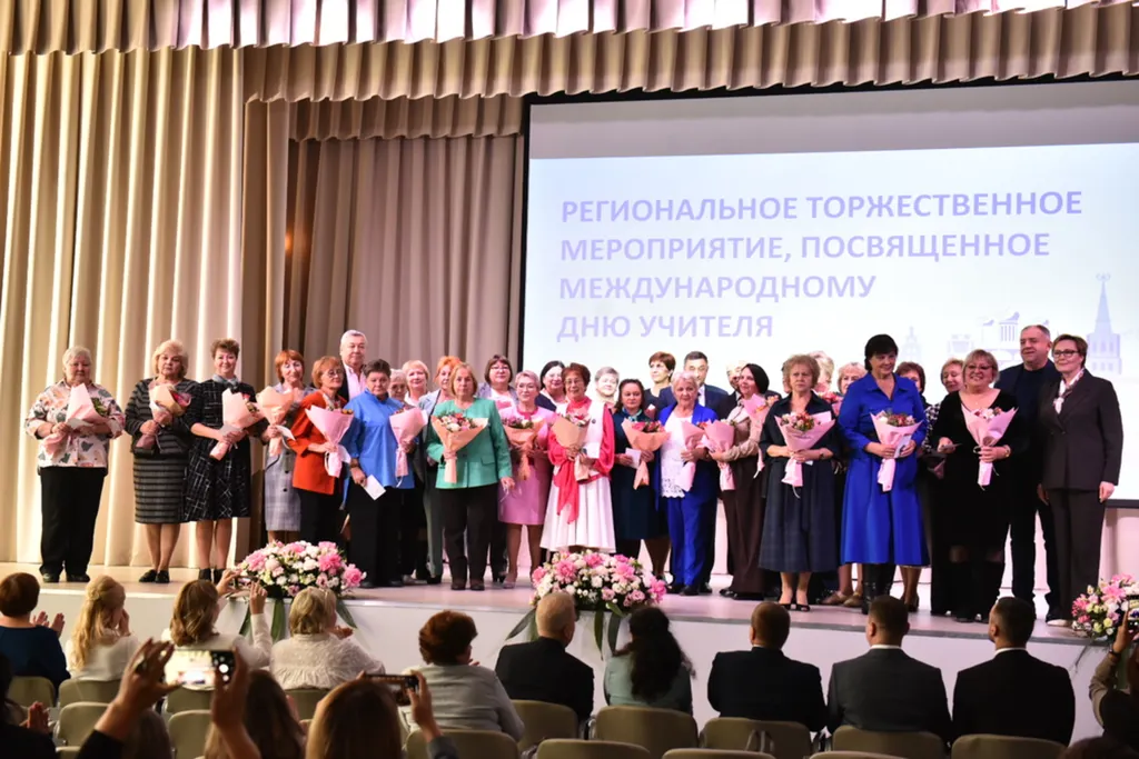 Ярославских педагогов наградили в преддверии Дня учителя