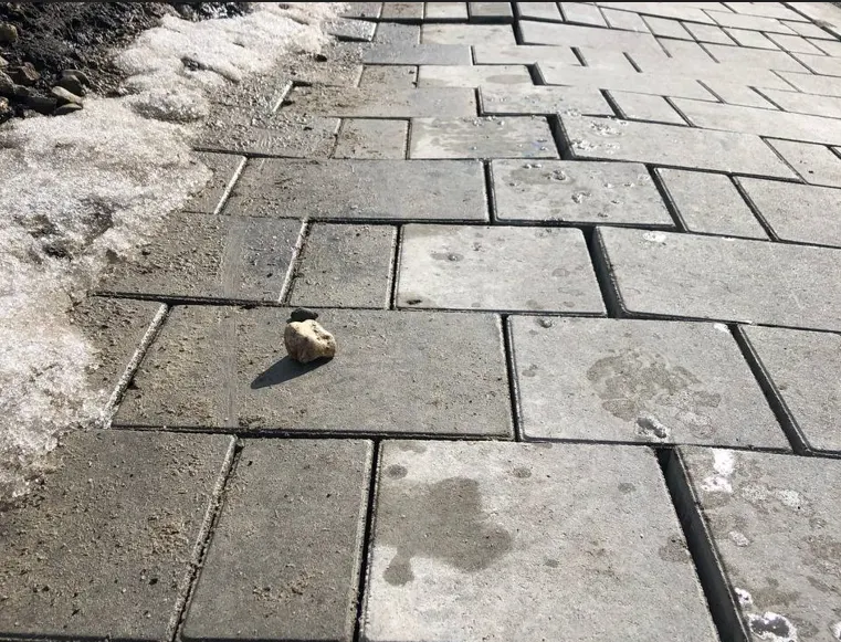 В центре Ярославля вспучило недавно уложенную плитку