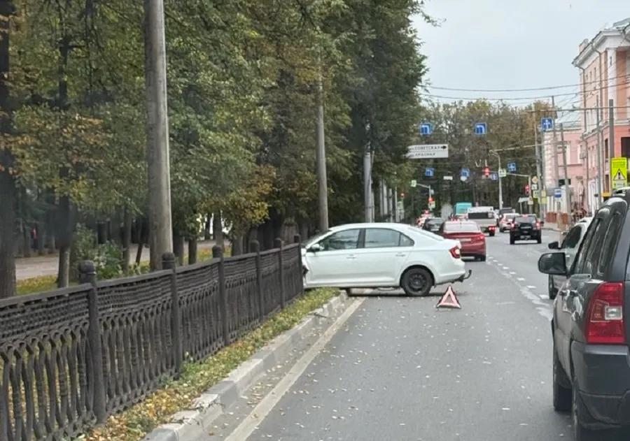 В центре Ярославля легковушка снесла чугунный забор