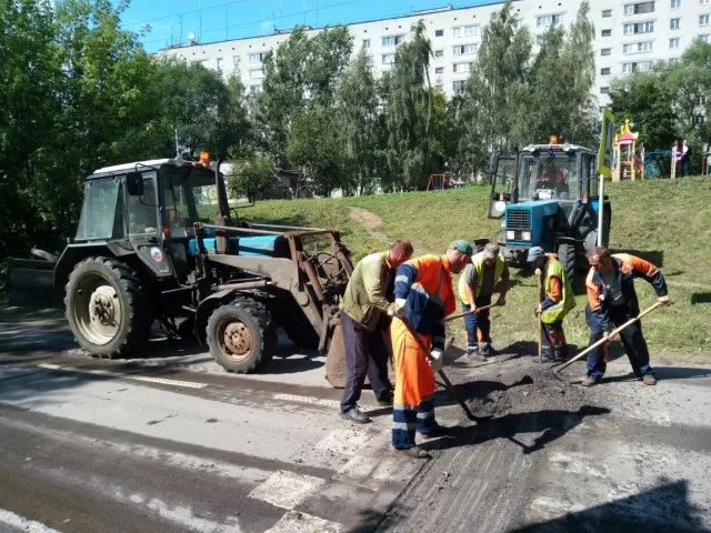 ​В Ярославле подновили 38 «лежачих полицейских» около школ
