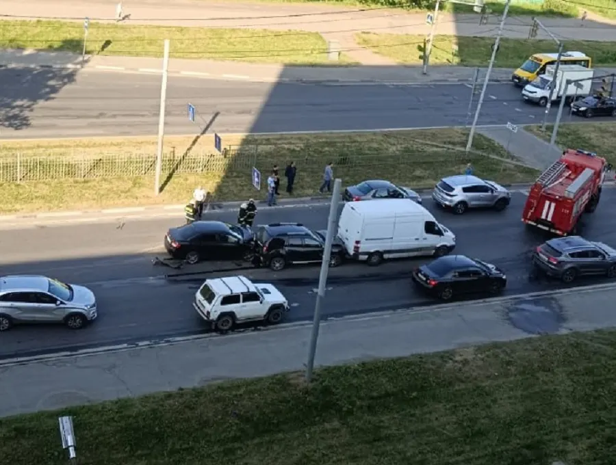 «Пешеходы виноваты»: в Ярославле на проспекте Фрунзе собрался «паровозик»