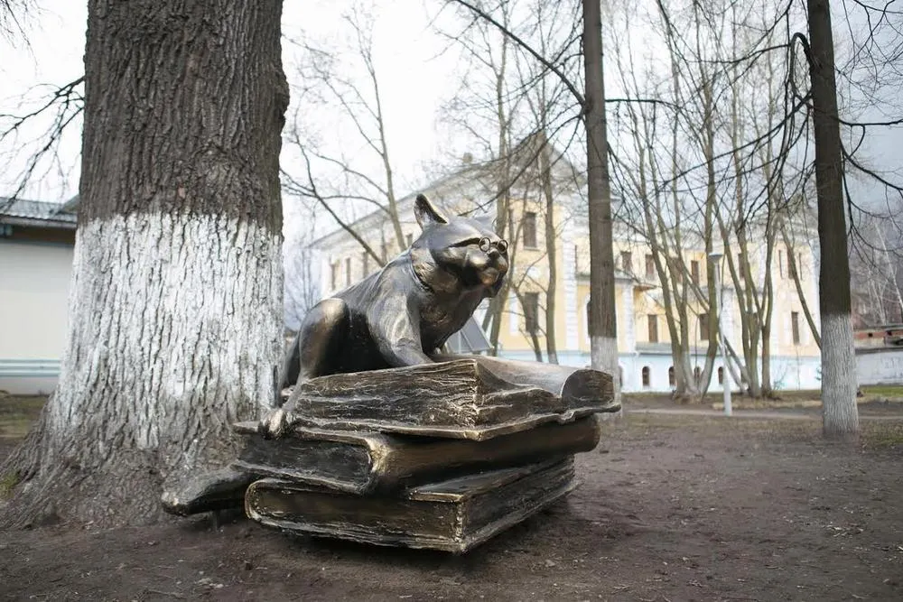 В Ярославле появился бронзовый ученый кот