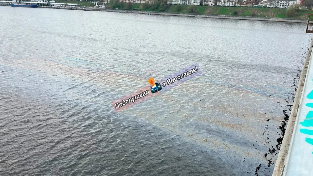 В Ярославле на Волге заметили огромное масляное пятно