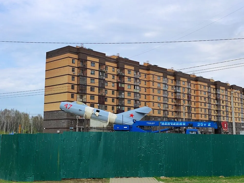В Ярославле начали устанавливать самолет МИГ-15