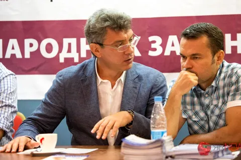 Борис Немцов начинает освобождать Россию с Ярославля. С фото