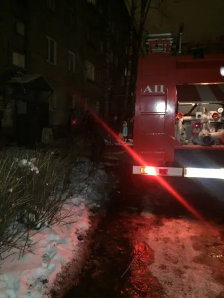  В Брагино эвакуировали людей из горящего дома