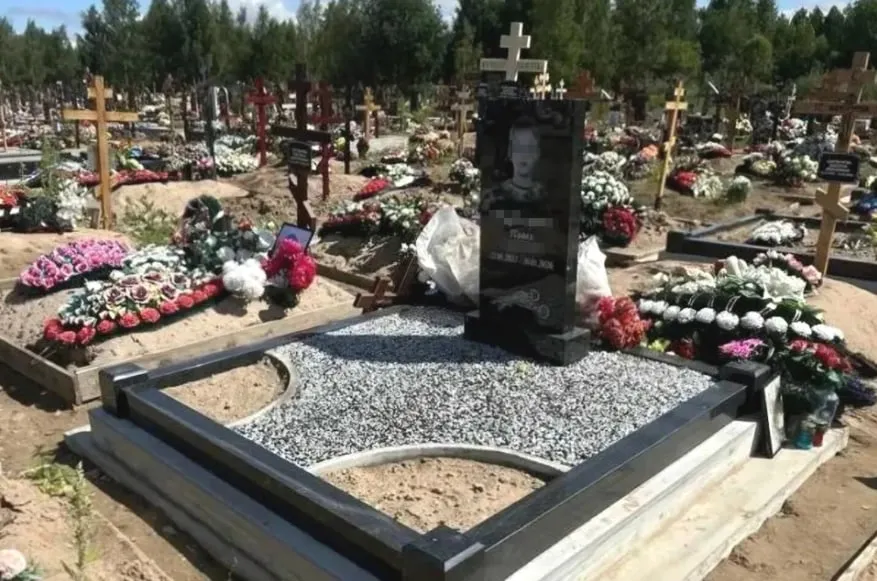 В Петербурге на могиле убитого педофилом 9-летнего Паши установили памятник