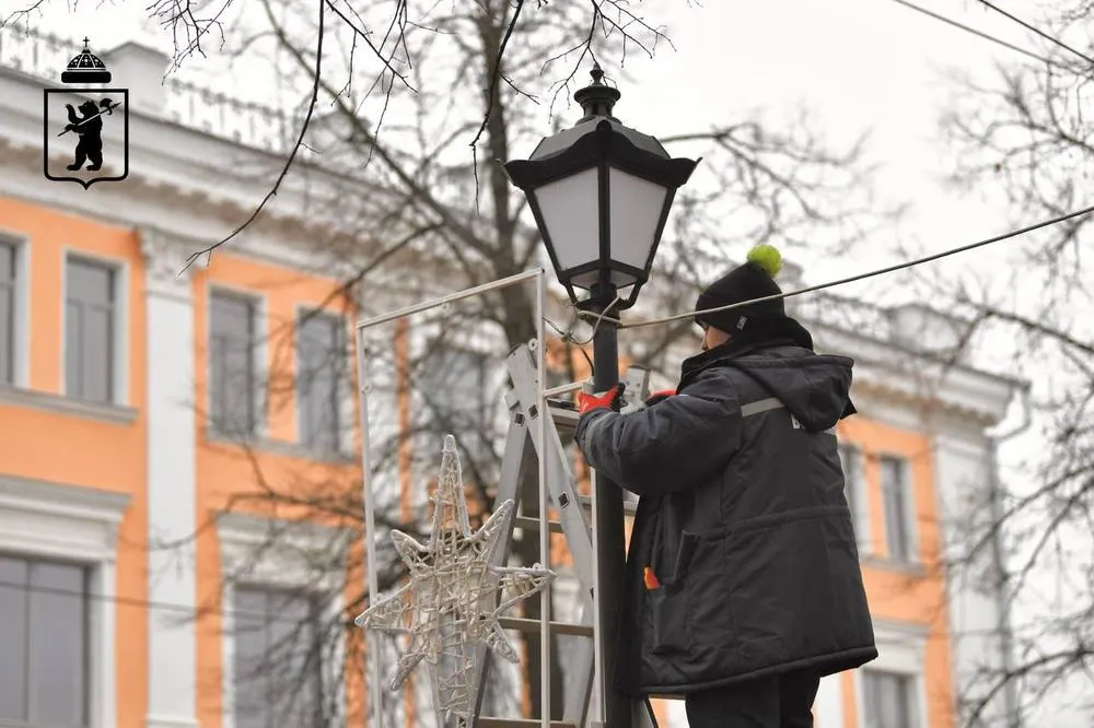 Ярославль начинают украшать к Новому году
