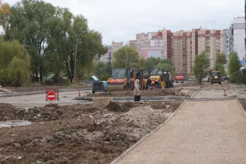 На улице Строителей в Ярославле асфальтируют тротуары шириной три метра