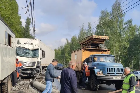 В Ярославле фура снесла столб: маршруты троллейбусов изменены
