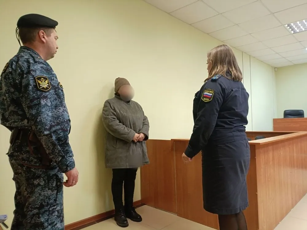 В Ярославской области должница пряталась от приставов в куче одежды