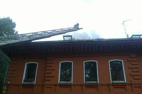В субботу после полудня в Ярославле горела крыша «Дудки-бара»