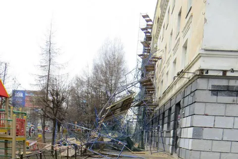 Обрушение строительных лесов в Ярославле: фоторепортаж