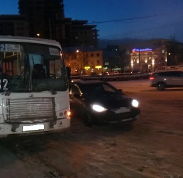 В Ярославле маршрутка столкнулась с иномаркой