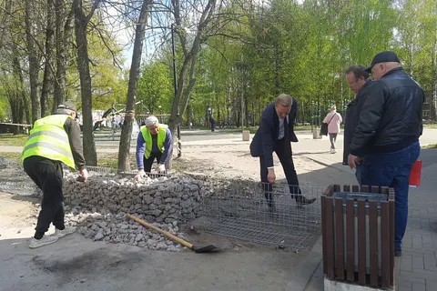 Время собирать камни: в Ярославле монтируют ограждение Юбилейного парка