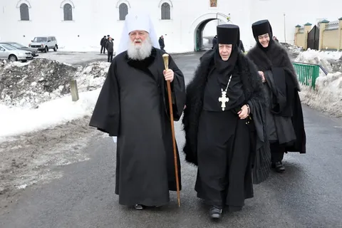 От ярославцев игуменью Варвару поздравили руководители области и города