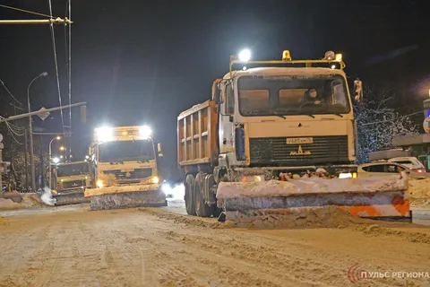 Ярославль чистят от снега ночью: убирайте свои машины!