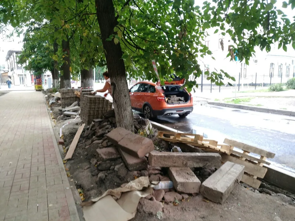 В центре Ярославля неизвестная женщина воровала тротуарную плитку?