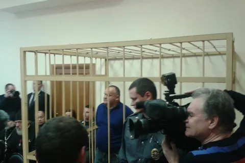 Известные горожане c транспарантами пришли поддержать мэра Рыбинска Ярославской области. С фото