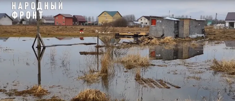 Земля многодетных под Ярославлем тонет в грязи и воде