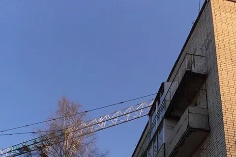 «Кран кружит над детьми»: ярославцы жалуются на строителей элитной высотки