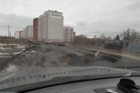 На ярославской дороге застрял мусоровоз