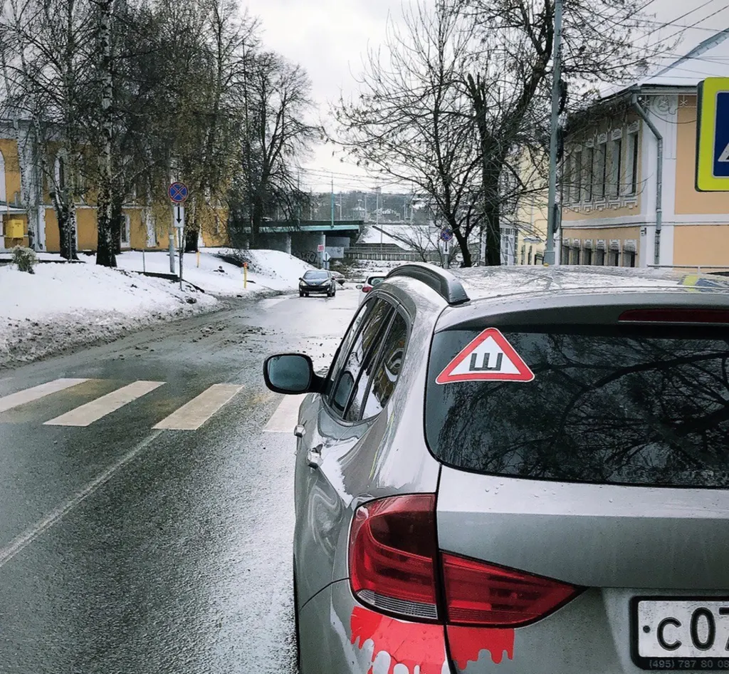 В Ярославле начали штрафовать автолюбителей за отсутствие наклейки «Ш»