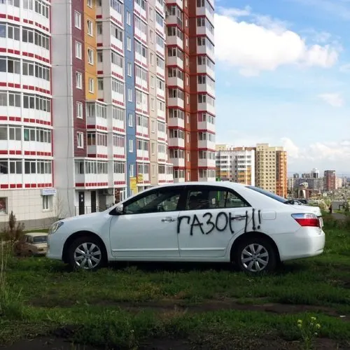 Отписки не помогли: мэрию Ярославля заставляют заняться парковкой на газонах