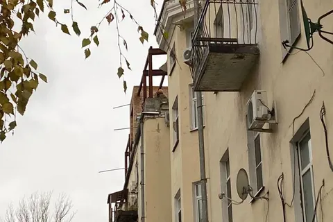 В Ярославле начали реконструировать крышу дома с клиникой экс-депутата