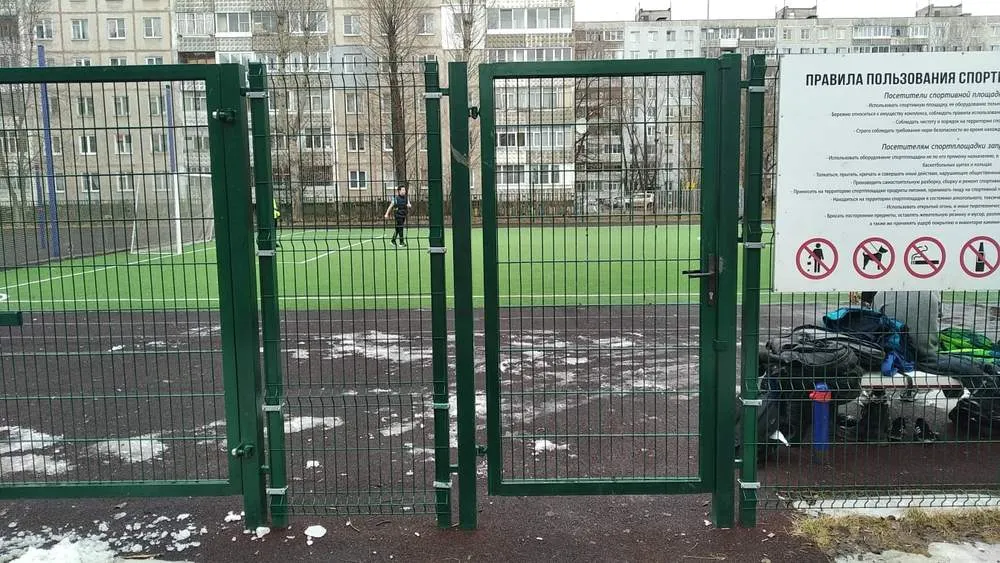 В Ярославле дети штурмом берут пришкольную спортплощадку