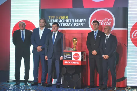 В Ярославль приехал кубок Чемпионата мира по футболу FIFA: фото