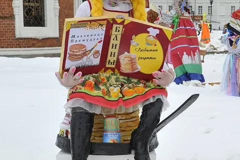 В центре Ярославля начался конкурс масленичных кукол. Фоторепортаж