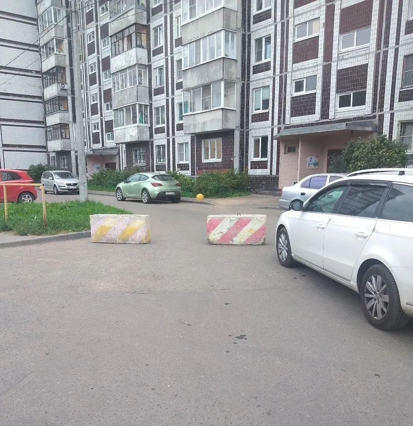 В Ярославле запретят клумбы в виде покрышек и частные шлагбаумы