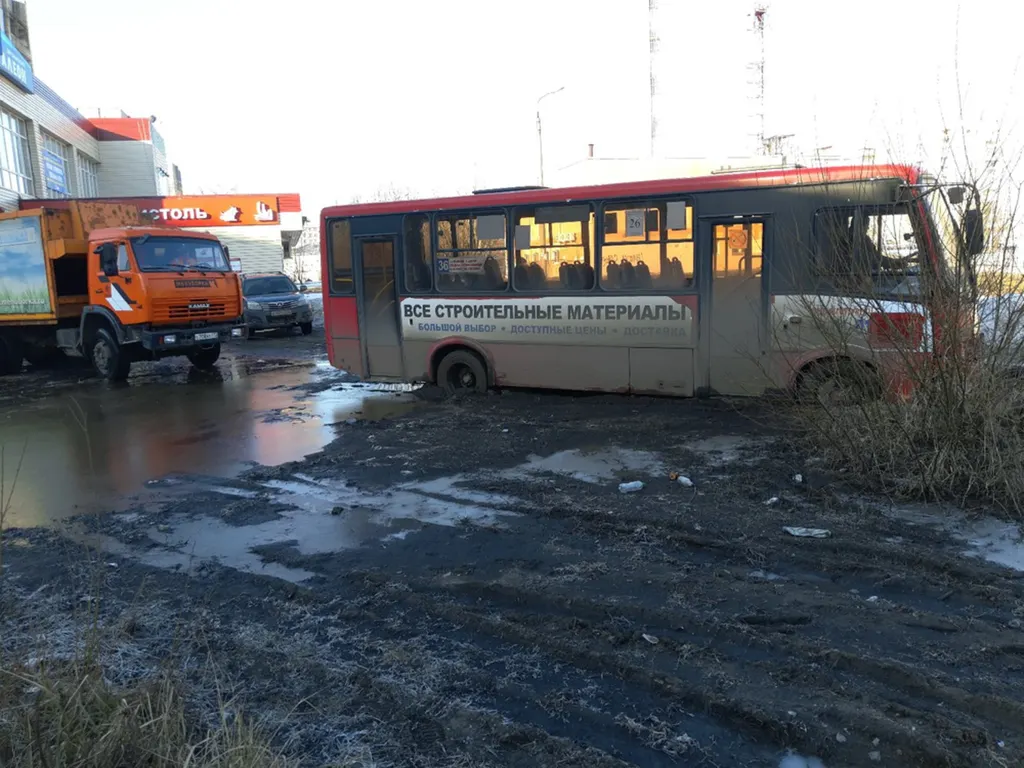 В Ярославле мусоровоз вытащил застрявшую в грязи маршрутку: фото