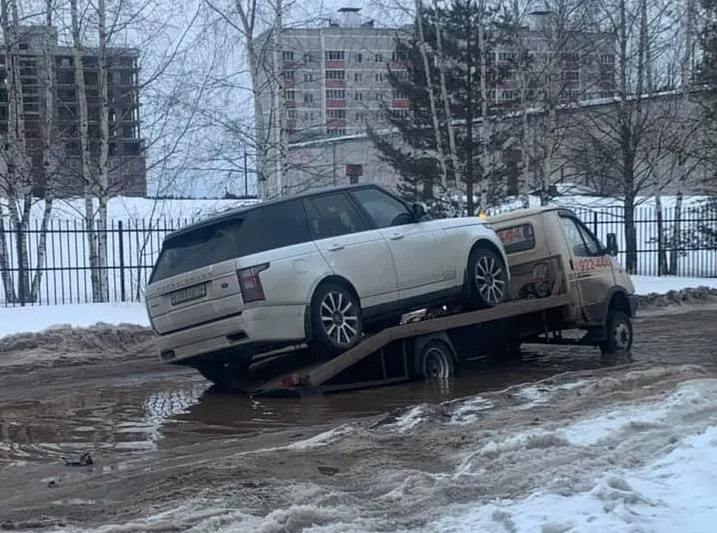 В Ярославле автомобили продолжают тонуть в лужах